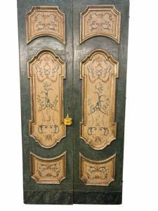 Zweiflügeliges Holztor, bemalt mit Verzierungen im Stil des 18. Jahrhunderts